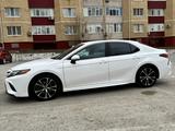 Toyota Camry 2018 года за 7 500 000 тг. в Актобе – фото 4