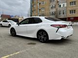Toyota Camry 2018 года за 7 500 000 тг. в Актобе – фото 5