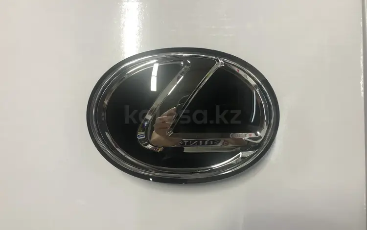 Стеклянное эмблема на Lexus LX 570 (2012-2021) за 15 000 тг. в Алматы