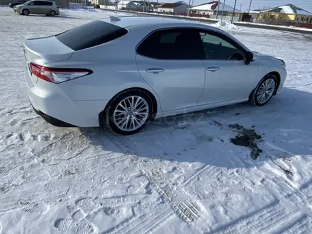 Toyota Camry 2019 года за 13 500 000 тг. в Атырау