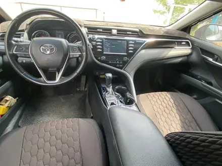 Toyota Camry 2019 года за 13 500 000 тг. в Атырау – фото 12