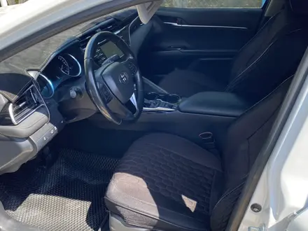 Toyota Camry 2019 года за 13 500 000 тг. в Атырау – фото 10