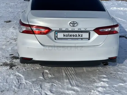 Toyota Camry 2019 года за 13 500 000 тг. в Атырау – фото 2