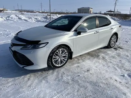 Toyota Camry 2019 года за 13 500 000 тг. в Атырау – фото 3