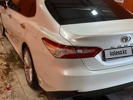 Toyota Camry 2019 года за 13 500 000 тг. в Атырау – фото 5