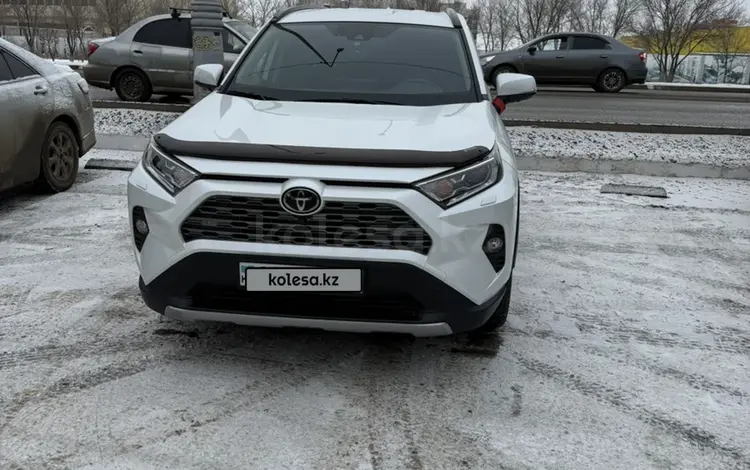 Toyota RAV4 2021 года за 20 000 000 тг. в Атырау