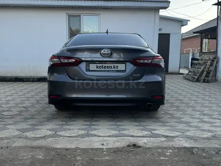 Toyota Camry 2019 года за 9 500 000 тг. в Актобе – фото 17