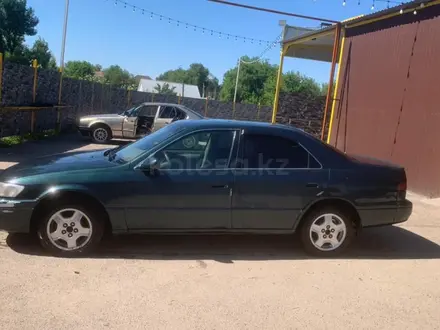 Toyota Camry 1998 года за 2 800 000 тг. в Алматы – фото 2