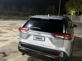 Toyota RAV4 2020 года за 10 000 000 тг. в Актобе – фото 2