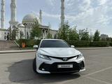 Toyota Camry 2022 года за 17 500 000 тг. в Астана – фото 2