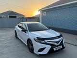Toyota Camry 2019 года за 11 500 000 тг. в Атырау – фото 2