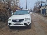 Volkswagen Touareg 2004 года за 4 050 000 тг. в Алматы – фото 2