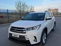 Toyota Highlander 2015 года за 11 000 000 тг. в Атырау