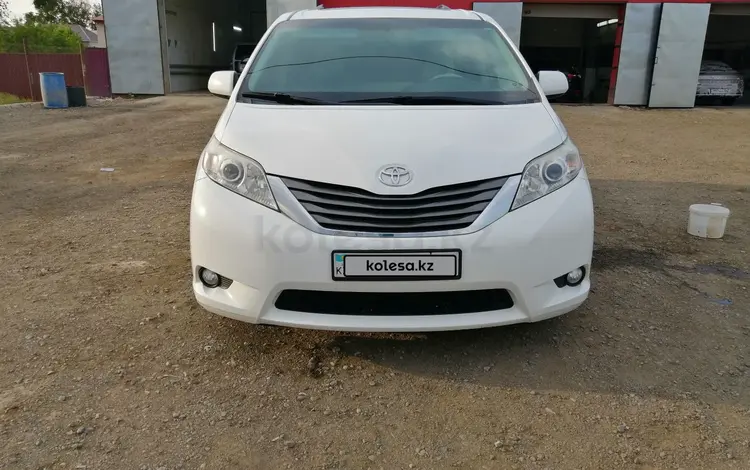 Toyota Sienna 2013 годаfor13 000 000 тг. в Атырау