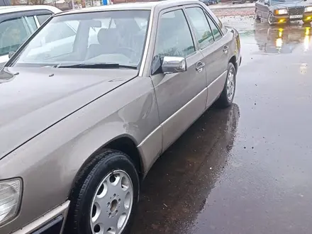 Mercedes-Benz E 220 1993 года за 1 300 000 тг. в Шу – фото 3