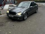 Mercedes-Benz C 320 2001 года за 3 300 000 тг. в Астана – фото 2