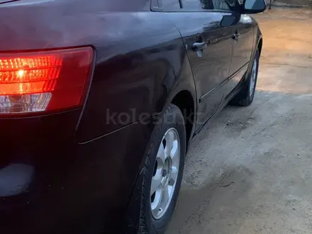 Hyundai Sonata 2006 года за 3 000 000 тг. в Актобе – фото 16