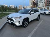 Toyota RAV4 2020 года за 14 400 000 тг. в Астана
