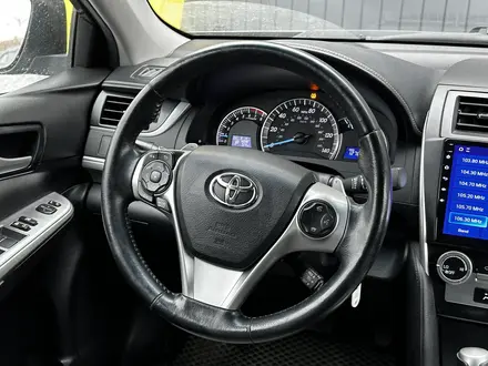 Toyota Camry 2014 года за 9 100 000 тг. в Актобе – фото 11