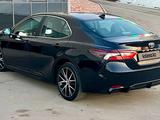 Toyota Camry 2021 года за 13 600 000 тг. в Алматы – фото 4