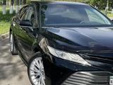 Toyota Camry 2019 года за 13 700 000 тг. в Астана – фото 2