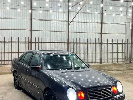 Mercedes-Benz E 320 1998 года за 2 000 000 тг. в Актобе – фото 2