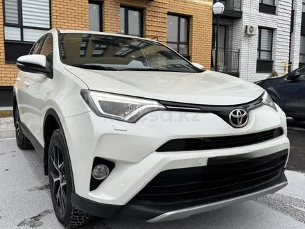 Toyota RAV4 2017 года за 13 000 000 тг. в Актобе – фото 2