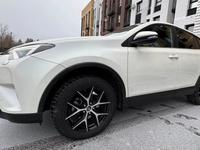 Toyota RAV4 2017 годаfor13 000 000 тг. в Актобе