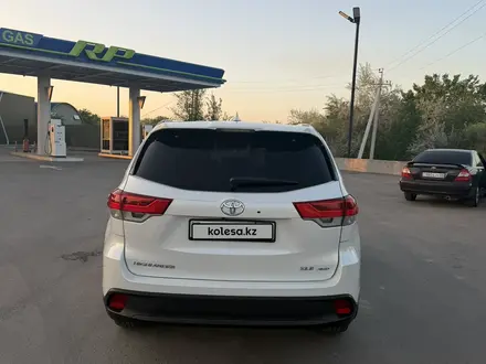 Toyota Highlander 2018 года за 18 500 000 тг. в Алматы – фото 2