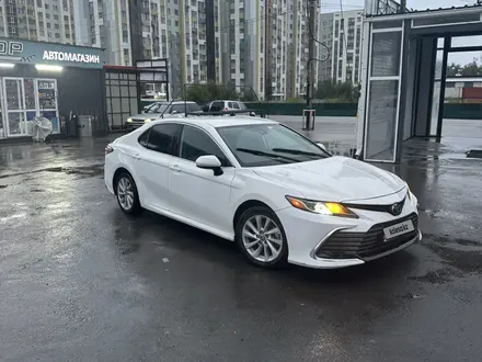 Toyota Camry 2021 года за 10 900 000 тг. в Алматы – фото 2