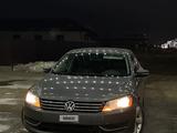 Volkswagen Passat 2013 годаfor3 500 000 тг. в Атырау – фото 2