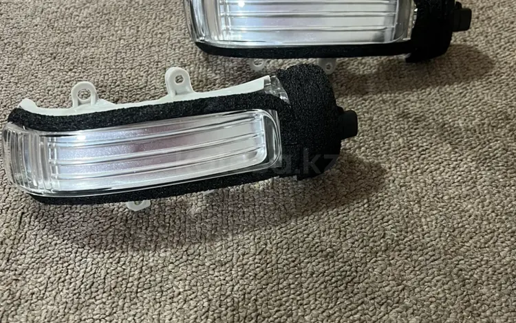Toyota RAV4 2010 год повторитель бокового зеркала за 7 000 тг. в Алматы