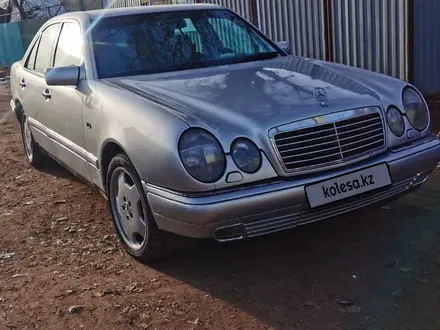 Mercedes-Benz E 280 1997 года за 3 000 000 тг. в Уральск – фото 2