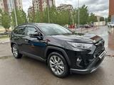 Toyota RAV4 2021 годаүшін19 500 000 тг. в Астана – фото 2