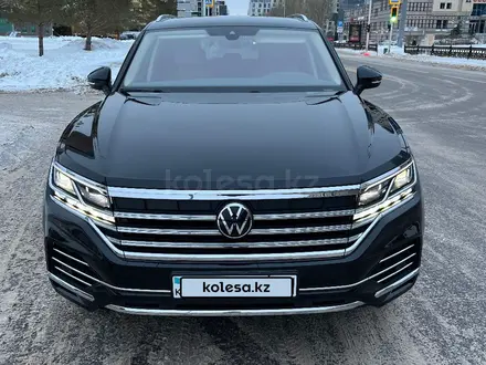 Volkswagen Touareg 2022 года за 37 000 000 тг. в Астана