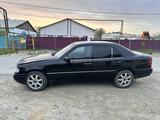 Mercedes-Benz C 220 1994 года за 1 250 000 тг. в Атырау – фото 2