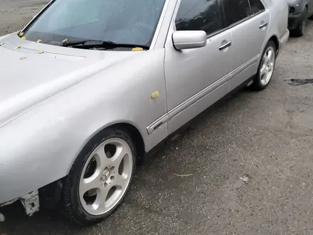 Mercedes-Benz E 280 1996 года за 2 700 000 тг. в Талдыкорган – фото 2