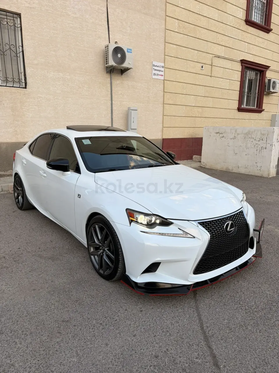 Lexus is-250, 2015