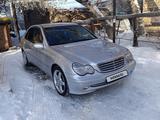 Mercedes-Benz C 200 2003 года за 4 800 000 тг. в Караганда – фото 2