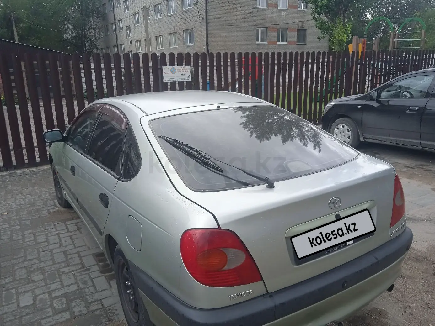 Toyota Avensis, 1998