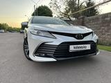 Toyota Camry 2021 года за 17 800 000 тг. в Алматы – фото 2