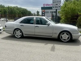 Mercedes-Benz E 230