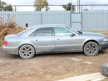 Audi A8 1996 года за 2 100 000 тг. в Уральск – фото 2