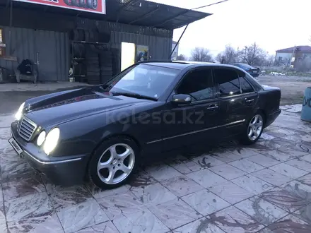 Mercedes-Benz E 320 2001 года за 4 400 000 тг. в Шымкент – фото 2
