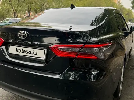Toyota Camry 2018 года за 15 800 000 тг. в Алматы – фото 17