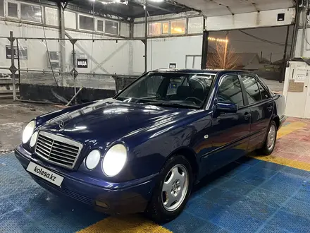 Mercedes-Benz E 320 1999 года за 2 749 999 тг. в Астана – фото 28