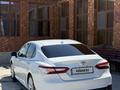 Toyota Camry 2018 года за 13 800 000 тг. в Актау – фото 2