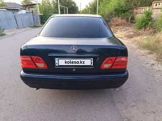 Mercedes-Benz E 230