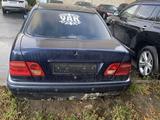 Mercedes-Benz E 230 1997 года за 900 000 тг. в Костанай – фото 2