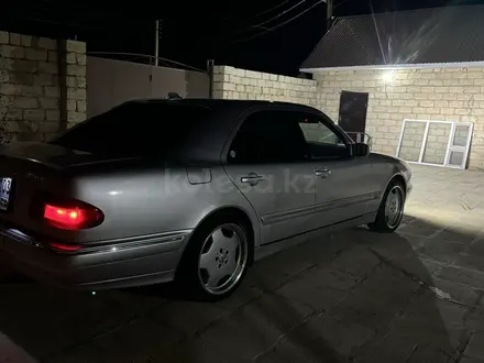 Mercedes-Benz E 320 2000 года за 5 000 000 тг. в Жанаозен – фото 4